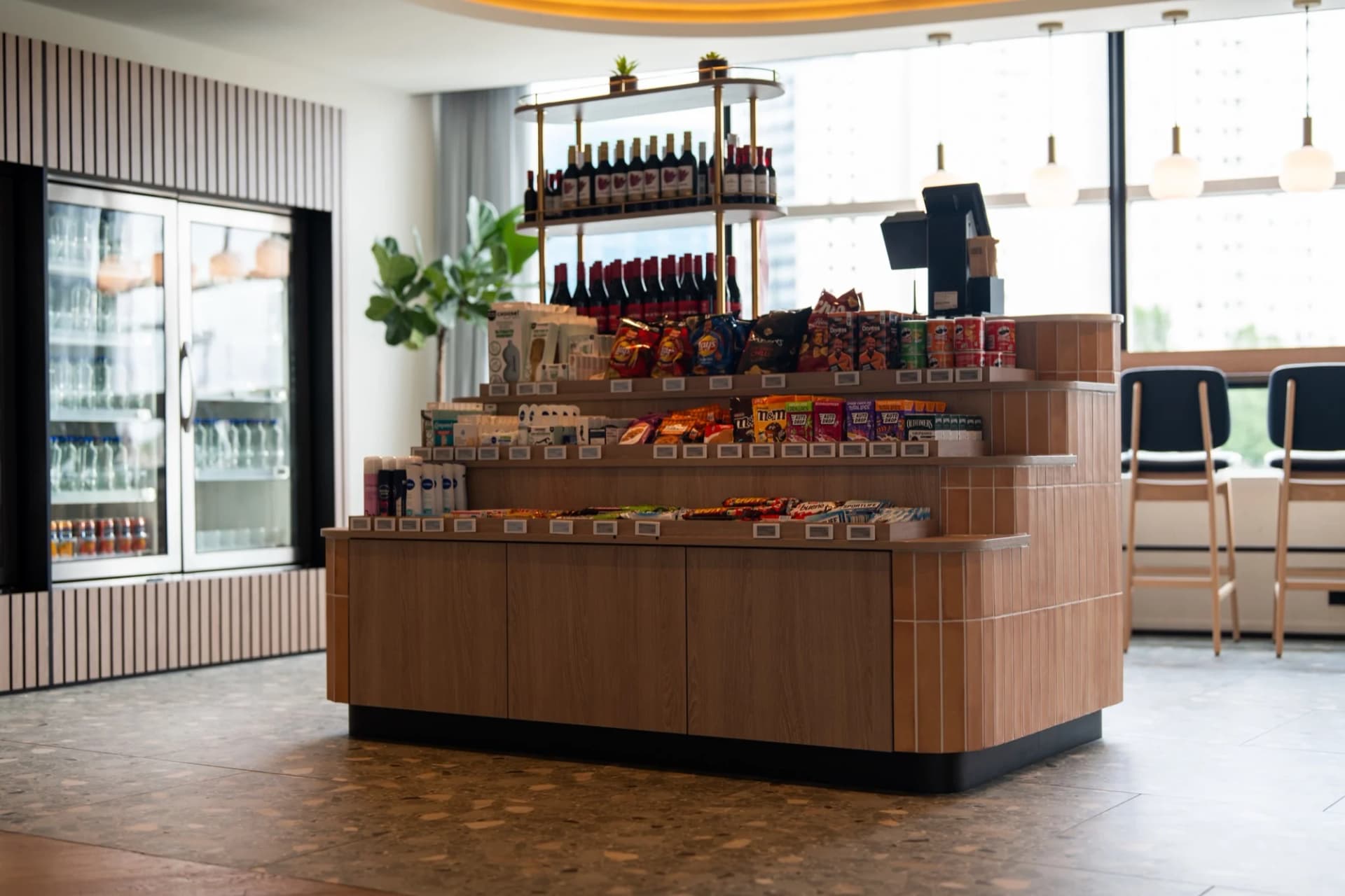 Open stelling met snacks in hotellobby